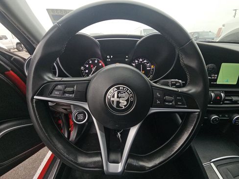 Used 2018 Alfa Romeo Giulia image 14
