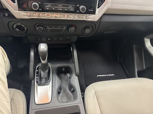 Used 2025 Nissan Frontier SV image 6