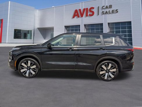 Used 2025 Mitsubishi Outlander SE image 2