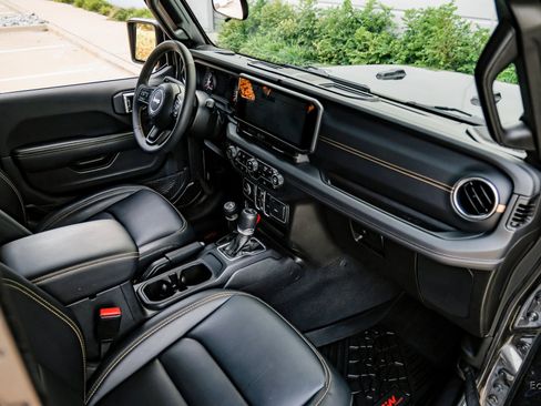 Used 2024 Jeep Gladiator Sport image 42