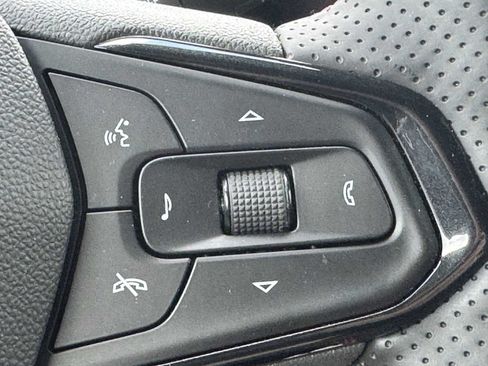 Used 2025 Chevrolet Trax RS FWD image 12