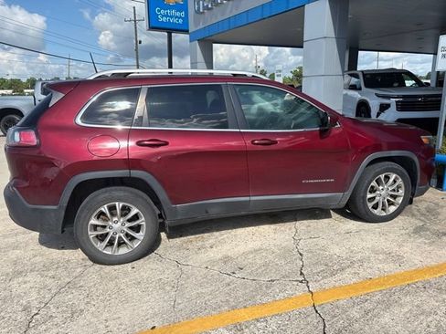Used 2019 Jeep Cherokee Latitude w/ Cold Weather Group FWD image 2