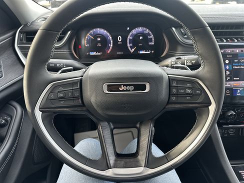 Used 2023 Jeep Grand Cherokee Limited image 17