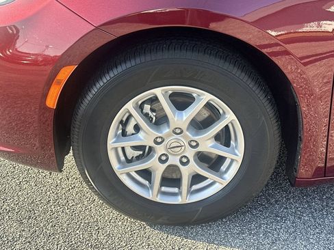 Used 2023 Chrysler Pacifica Touring-L FWD image 11