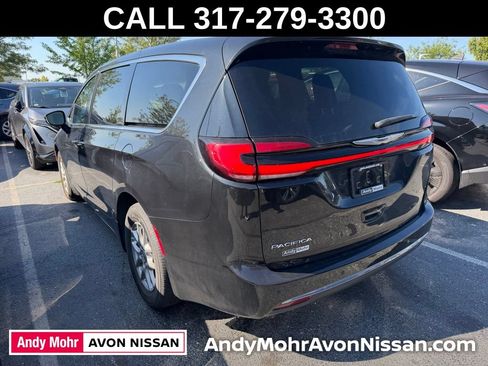 Used 2023 Chrysler Pacifica Touring-L FWD image 5