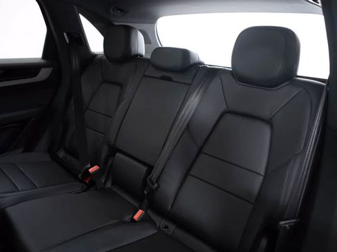 Certified 2026 Porsche Cayenne AWD/4WD image 34