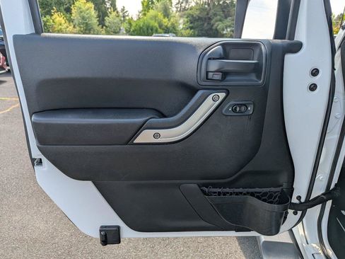 Used 2018 Jeep Wrangler Unlimited Sahara w/ Connectivity Group AWD/4WD image 10
