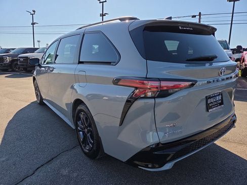 Used 2025 Toyota Sienna AWD image 4