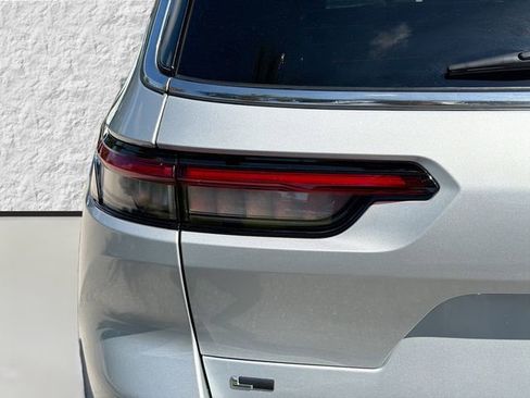 Used 2023 Jeep Grand Cherokee L Laredo image 10