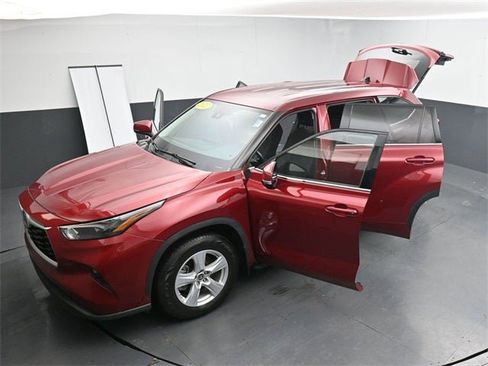 Used 2022 Toyota Highlander LE image 39