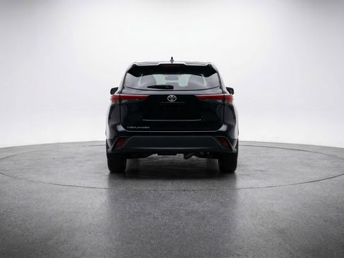 Used 2025 Toyota Highlander LE image 7