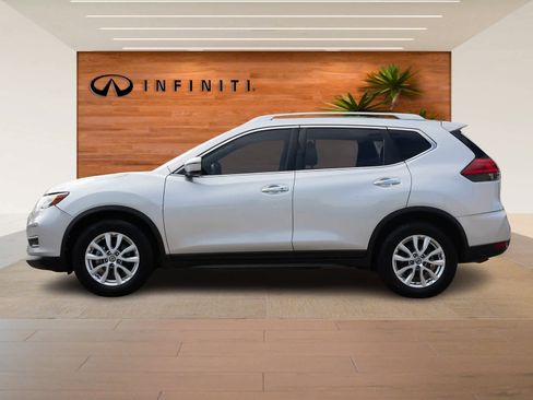 Used 2017 Nissan Rogue SV image 4