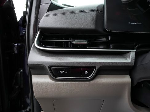 Used 2025 Kia Carnival EX FWD image 16