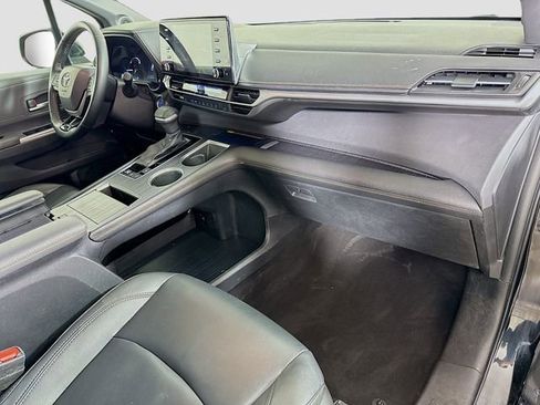 Certified 2022 Toyota Sienna XLE Woodland Edition AWD/4WD image 31