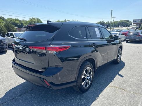 Used 2021 Toyota Highlander XLE FWD image 3