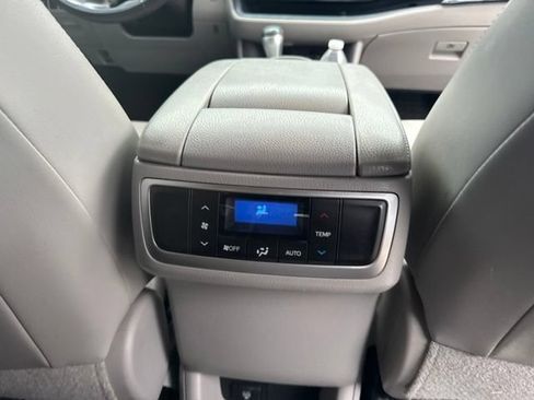 Used 2015 Toyota Highlander XLE FWD image 28