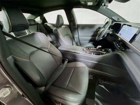 Certified 2025 Toyota Crown Platinum image 25