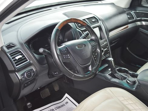 Used 2017 Ford Explorer Platinum AWD/4WD image 4