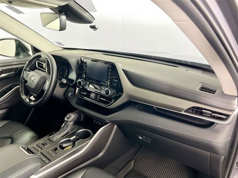 Used 2021 Toyota Highlander XLE image 30