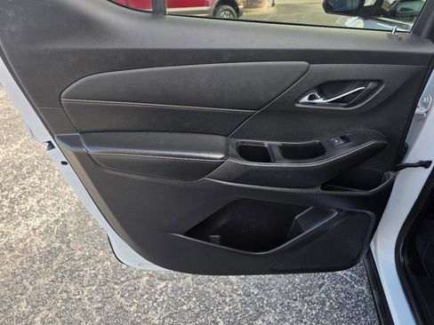 Used 2021 Chevrolet Traverse LS image 12