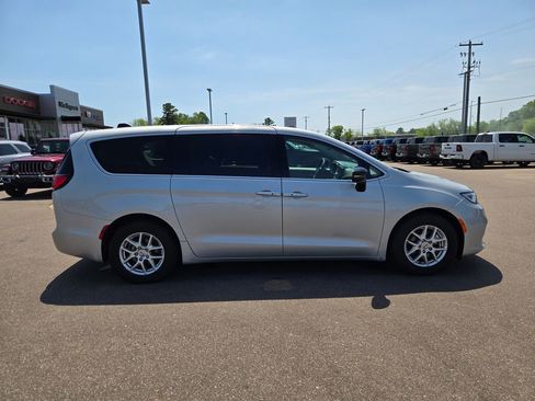 Used 2024 Chrysler Pacifica Touring-L FWD image 3