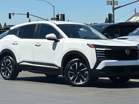 Used 2025 Nissan Kicks SV AWD/4WD image 2