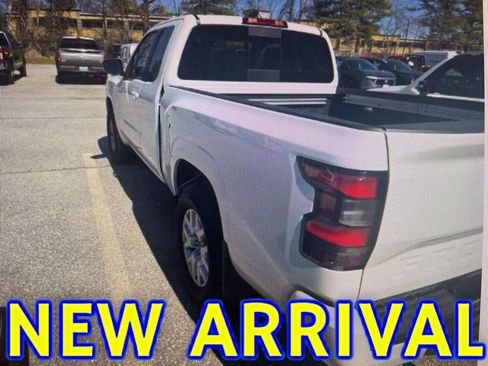 Used 2024 Nissan Frontier SV w/ SV Convenience Package image 2