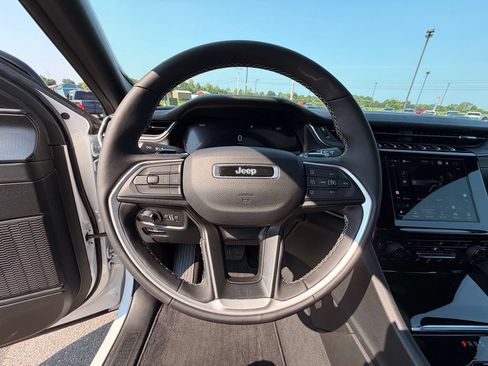 Used 2025 Jeep Grand Cherokee Altitude AWD/4WD image 19