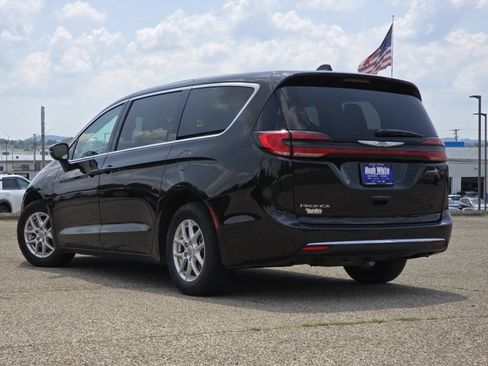 Used 2023 Chrysler Pacifica Touring-L FWD image 15