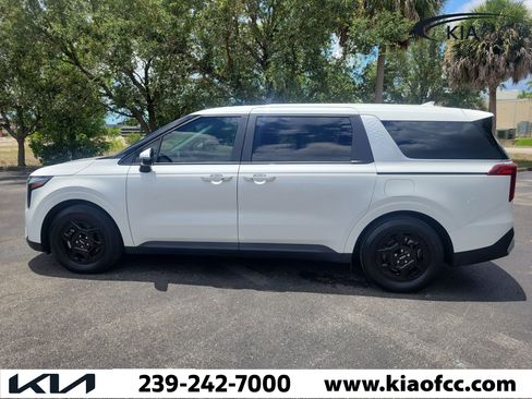 Used 2025 Kia Carnival FWD image 5