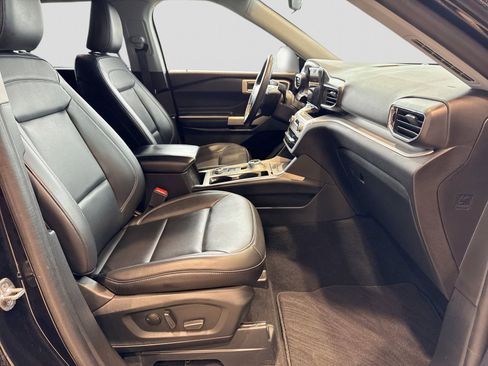 Used 2023 Ford Explorer XLT w/ Equipment Group 202A image 7