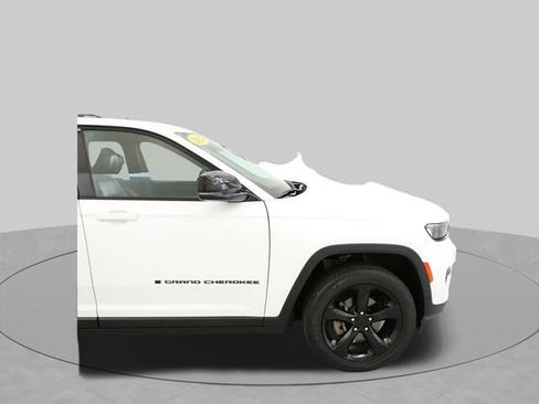 Used 2024 Jeep Grand Cherokee Altitude AWD/4WD image 12