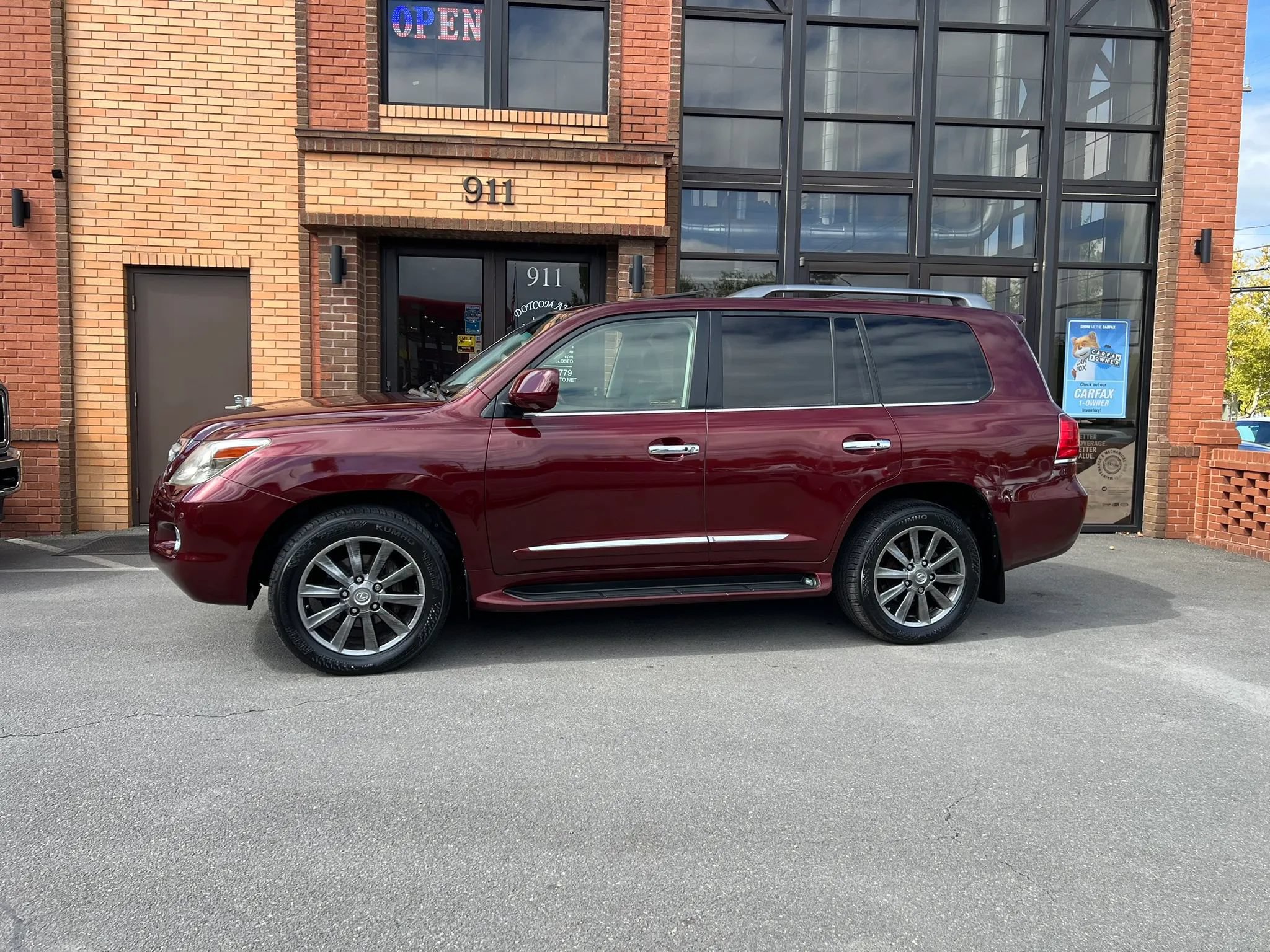 Used 2011 Lexus LX 570 4WD w/ Luxury Pkg image 4