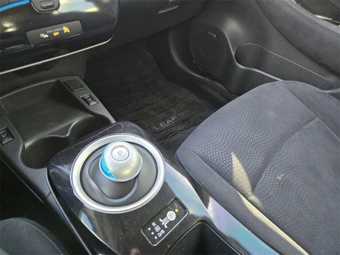 Used 2015 Nissan Leaf SV w/ Premium Package image 16