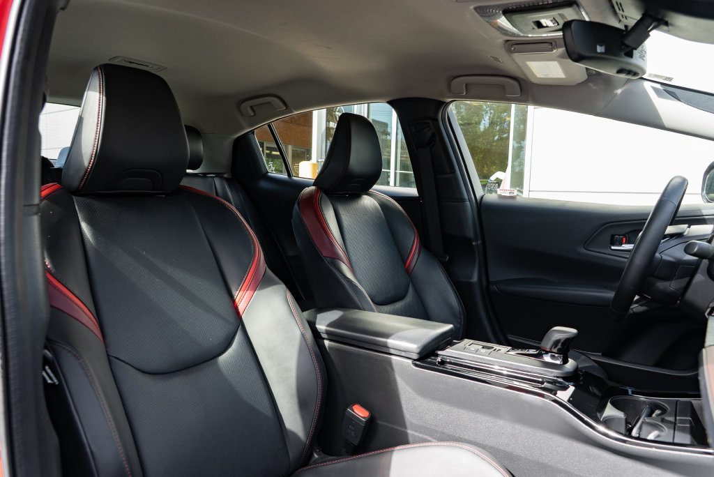 Used 2025 Toyota Prius Plug-In Hybrid FWD image 27