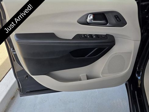 Used 2023 Chrysler Pacifica Touring-L FWD image 33