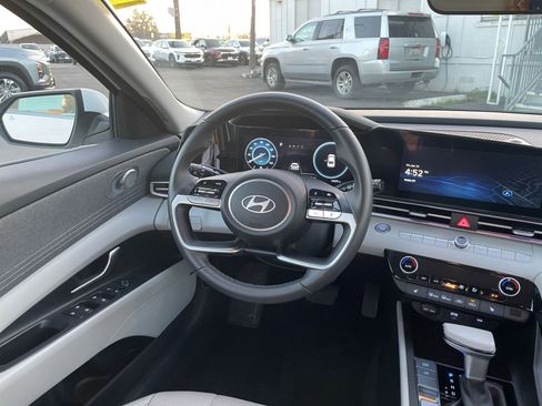 Used 2025 Hyundai Elantra Limited image 37