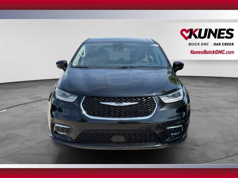 Used 2024 Chrysler Pacifica Touring-L FWD image 3