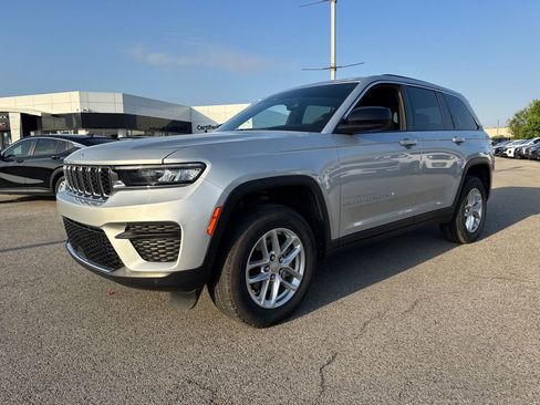 Used 2024 Jeep Grand Cherokee Laredo X w/ Trailer Tow Package AWD/4WD image 2
