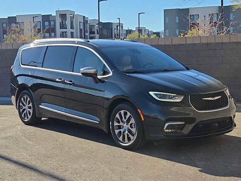 Used 2022 Chrysler Pacifica Pinnacle image 3