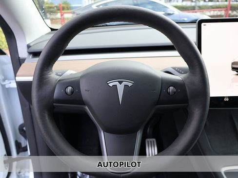Used 2023 Tesla Model Y Performance image 3