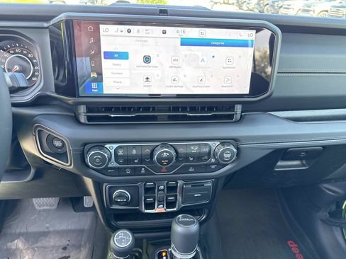 Used 2025 Jeep Gladiator Sport AWD/4WD image 22