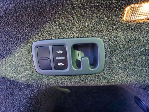 Used 2017 Bentley Bentayga AWD/4WD image 32