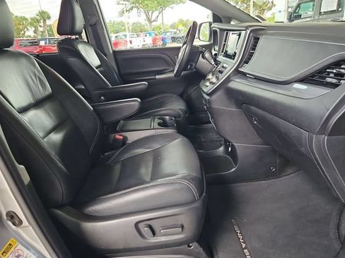 Used 2017 Toyota Sienna SE Premium FWD image 30