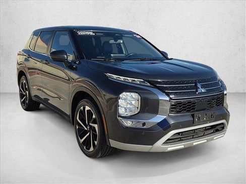 Used 2024 Mitsubishi Outlander SE image 3