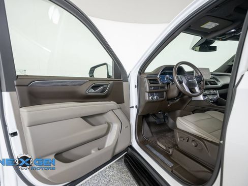 Used 2023 GMC Yukon SLT AWD/4WD image 9