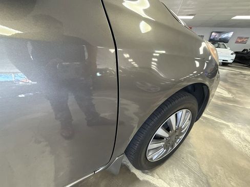 Used 2012 Nissan Versa SV w/ Convenience Pkg image 9