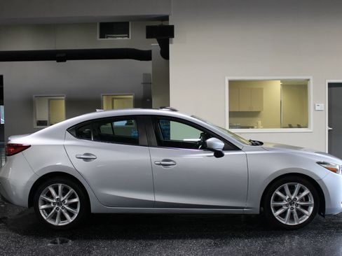 Used 2017 MAZDA MAZDA3 Touring w/ Popular Equipment Package FWD image 2