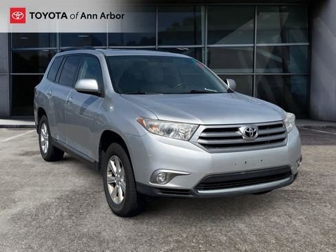 Used 2011 Toyota Highlander SE w/ Tow Pkg image 1