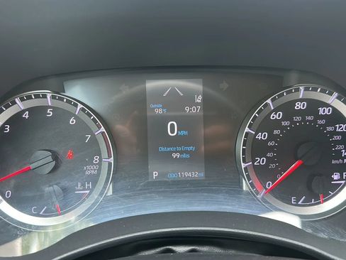 Used 2021 Toyota Highlander LE FWD image 39